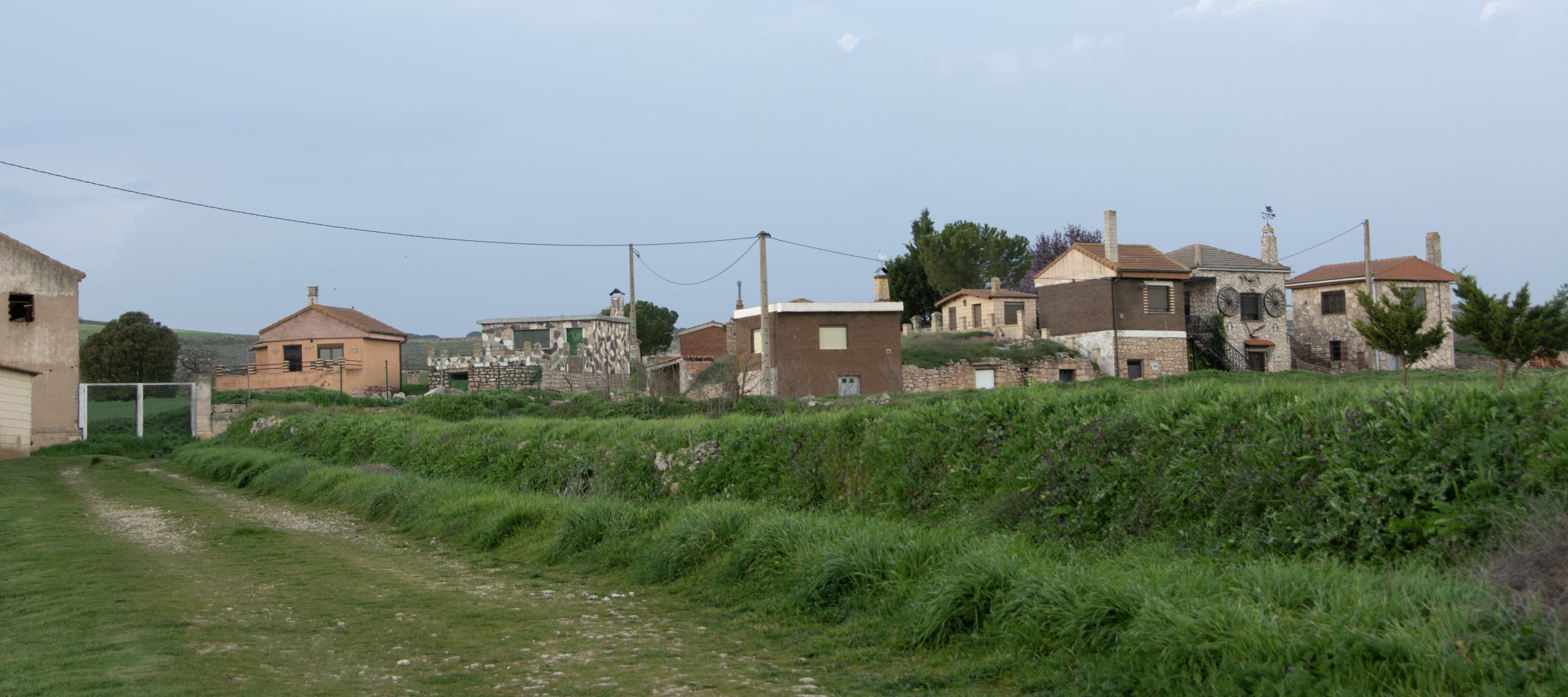 Vista de bodegas desde el pueblo