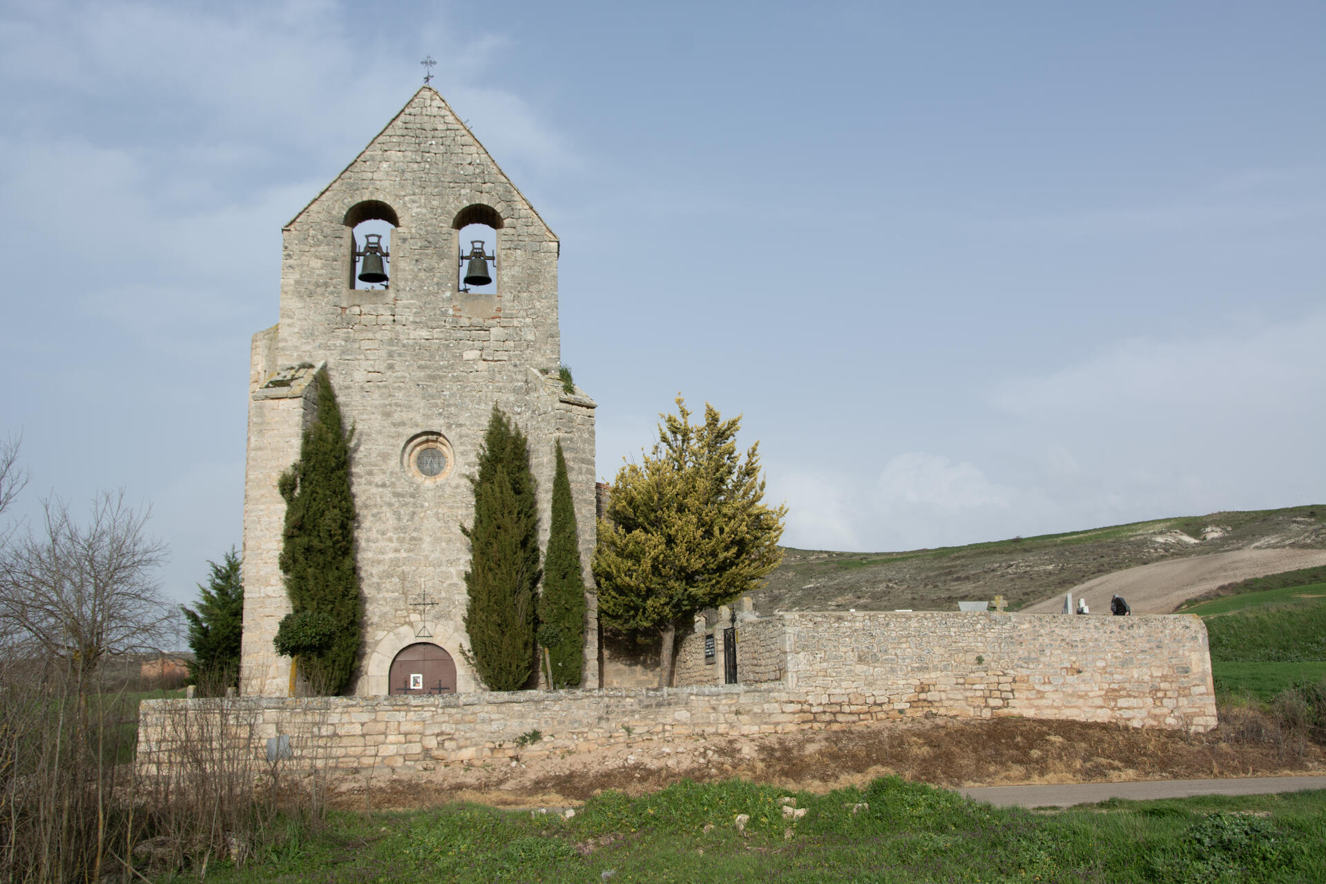 Cementerio junto a Ia Iglesia